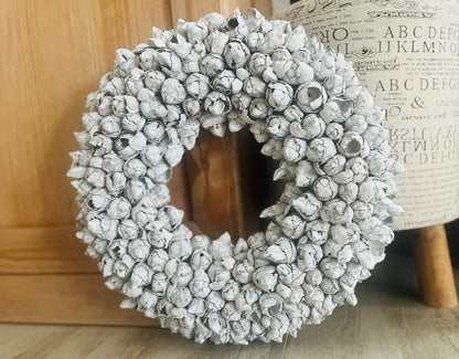 Shabby-weißer Kranz / Türkranz / Wandkranz mit Coco-Früchten 40 cm Durchmesser