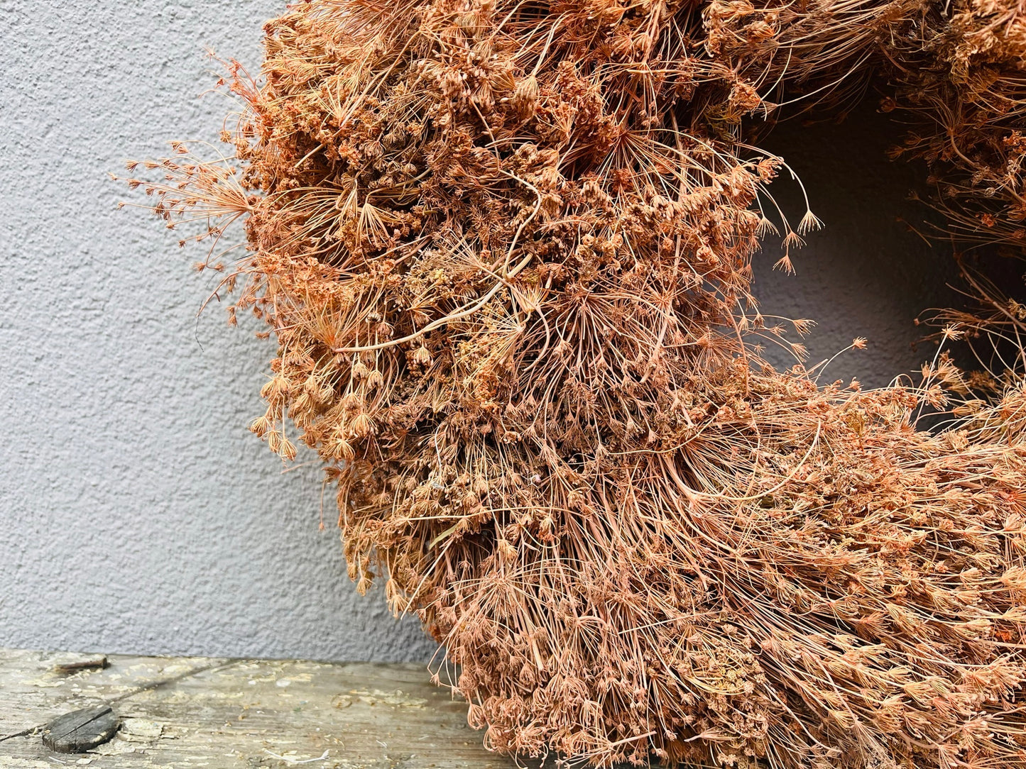 Getrocknete Dillblüten auf Strohrohling – Vintage apricot Naturkranz 50 cm Durchmesser