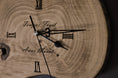Bild in Galerie-Betrachter laden, Wanduhr Personalisiert aus Walnuss Holz- ca. 20 cm Durchmesser Kranzshop 
