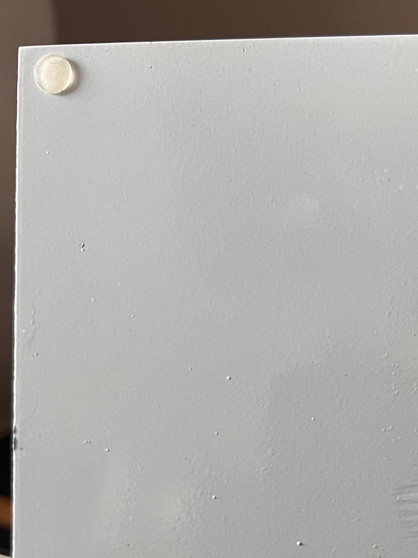 Eleganter Ständer für Wandkranz/ Wandkränze in weiß und schwarz lackiert, mit Gummifüssen, sehr standsicher. Geeignet für Kränze bis 35 cm.