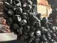 Bild in Galerie-Betrachter laden, Shabby-schwarz Kranz / Türkranz / Wandkranz mit Coco-Früchten 37 cm Durchmesser
