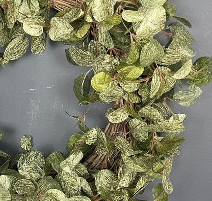 Wandelbare Eleganz: Salbei-Grün Kranz in 50 cm Durchmesser aus Biegsamen Zweigen und Silberblättern" - Kranzshop