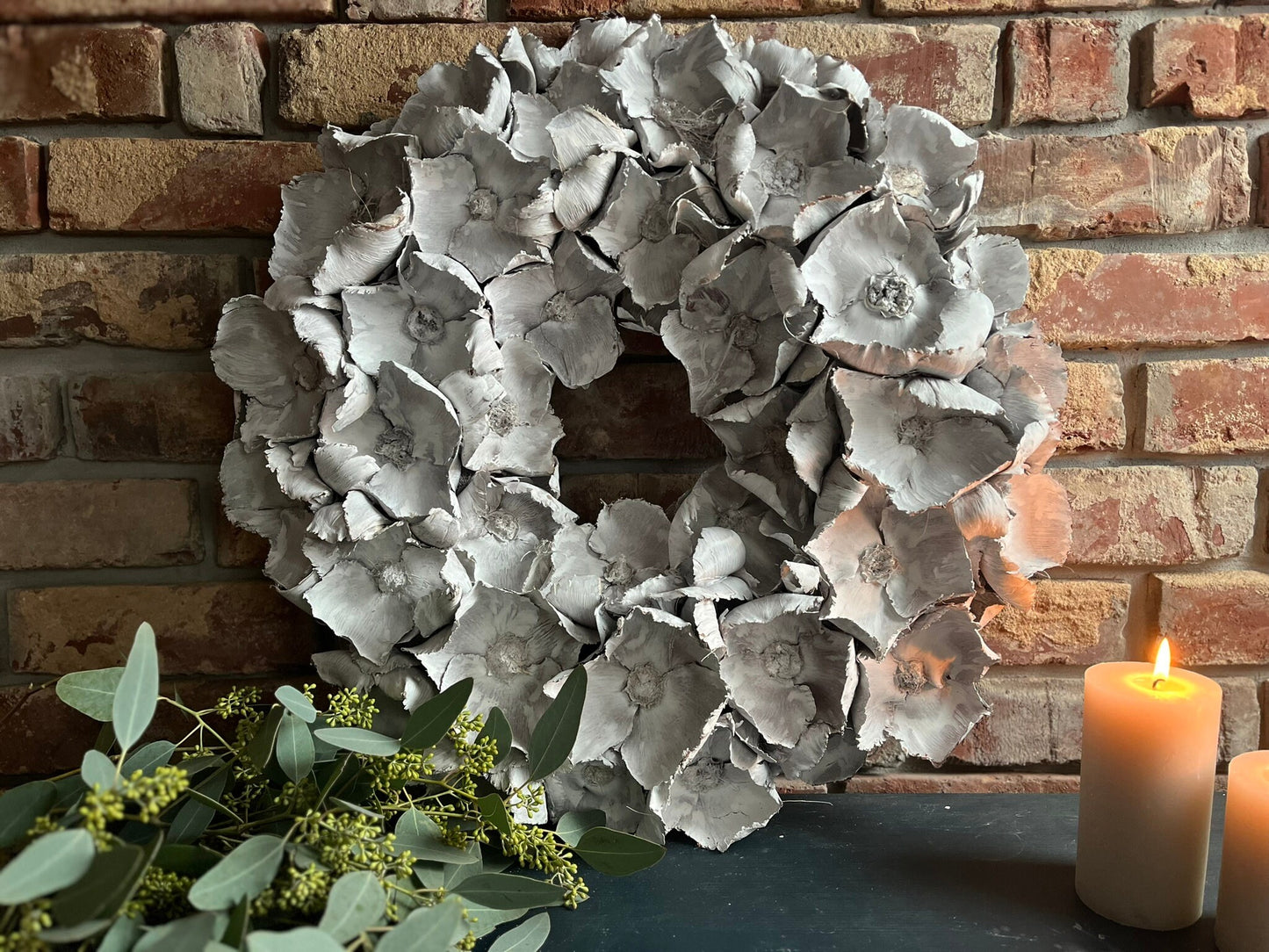 Türkranz Wandkranz mit Großen 10 cm Blüten 55 cm Durchmesser, Farbe Weiß, Praktische Aufhängung - Kranzshop