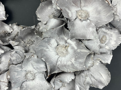 Türkranz Indoor-Wandkranz mit Großen 10 cm Blüten 45 cm Durchmesser, Farbe Weiß, Praktische Aufhängung - Kranzshop
