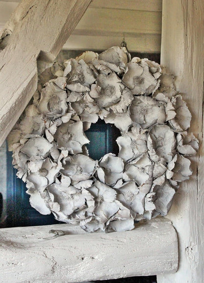 Türkranz Wandkranz mit Großen 10 cm Blüten 55 cm Durchmesser, Farbe Weiß, Praktische Aufhängung - Kranzshop