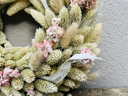 Shabby-weißer Kranz, 28 cm Durchmesser, Weiß rosa Blüten Frühlingskranz