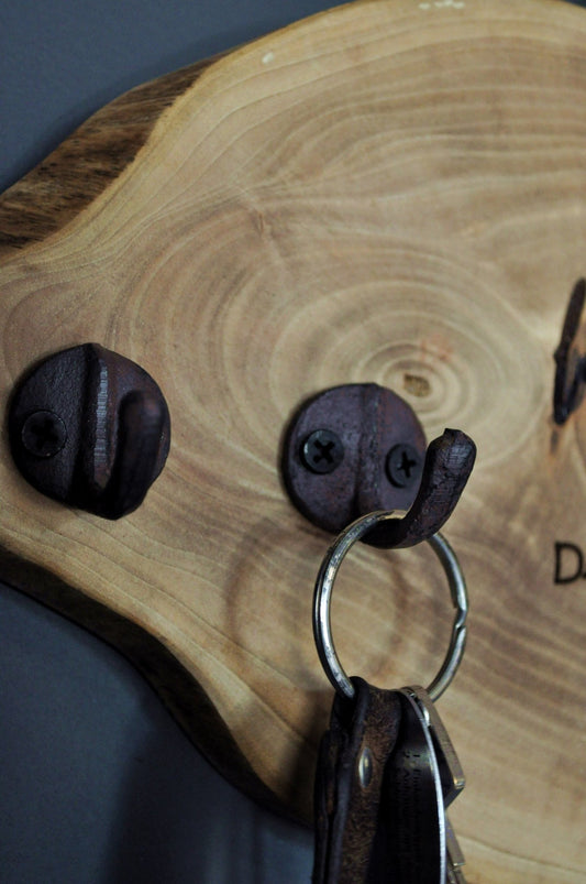 Personalisiertes Schlüsselbrett Holz Walnuss unbehandelt - Ca. 20 cm Durchmesser - NordsHunger